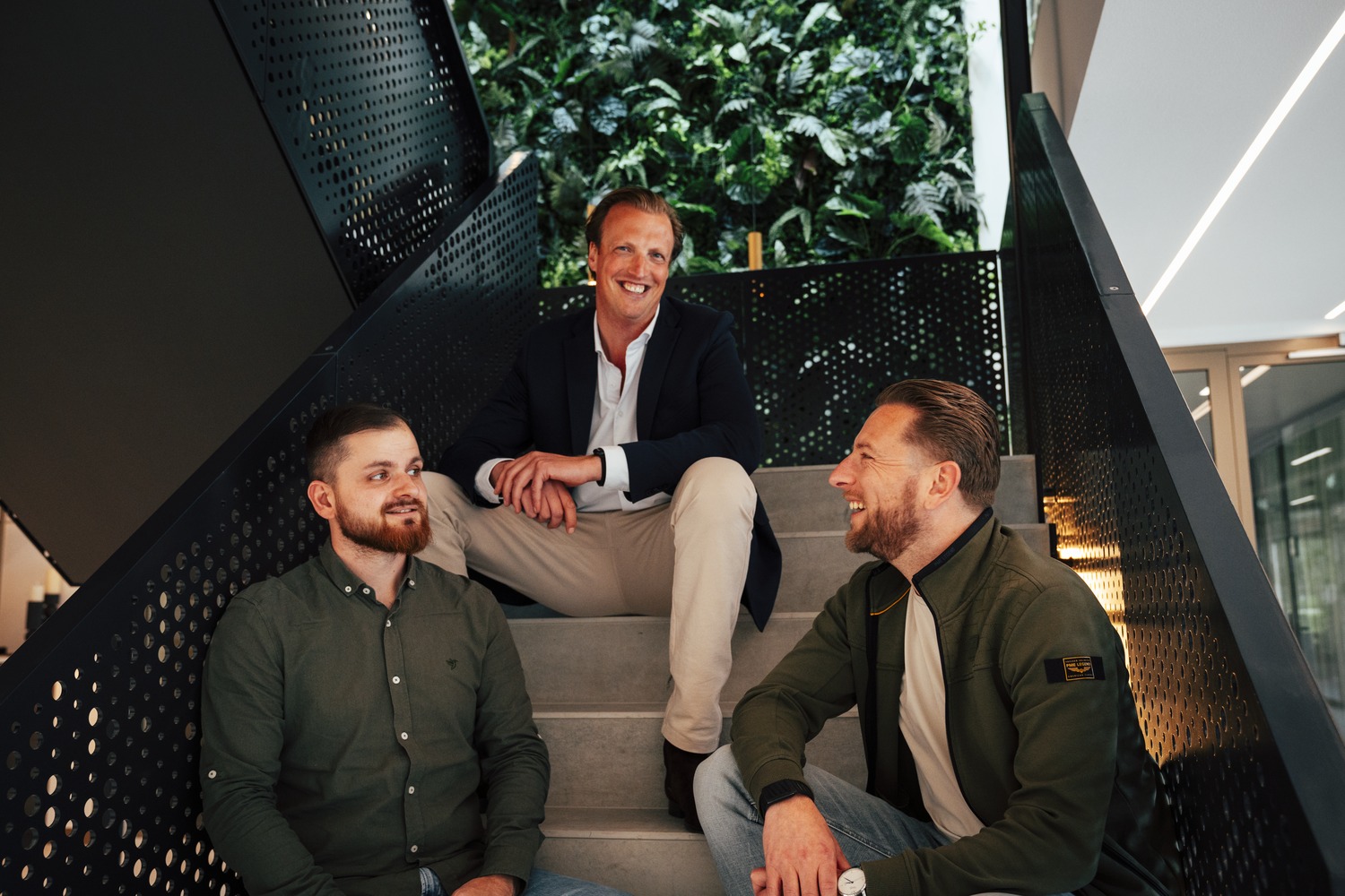 De drie oprichters van Risers: Mart-Jan, Laurens en Rik op de trap