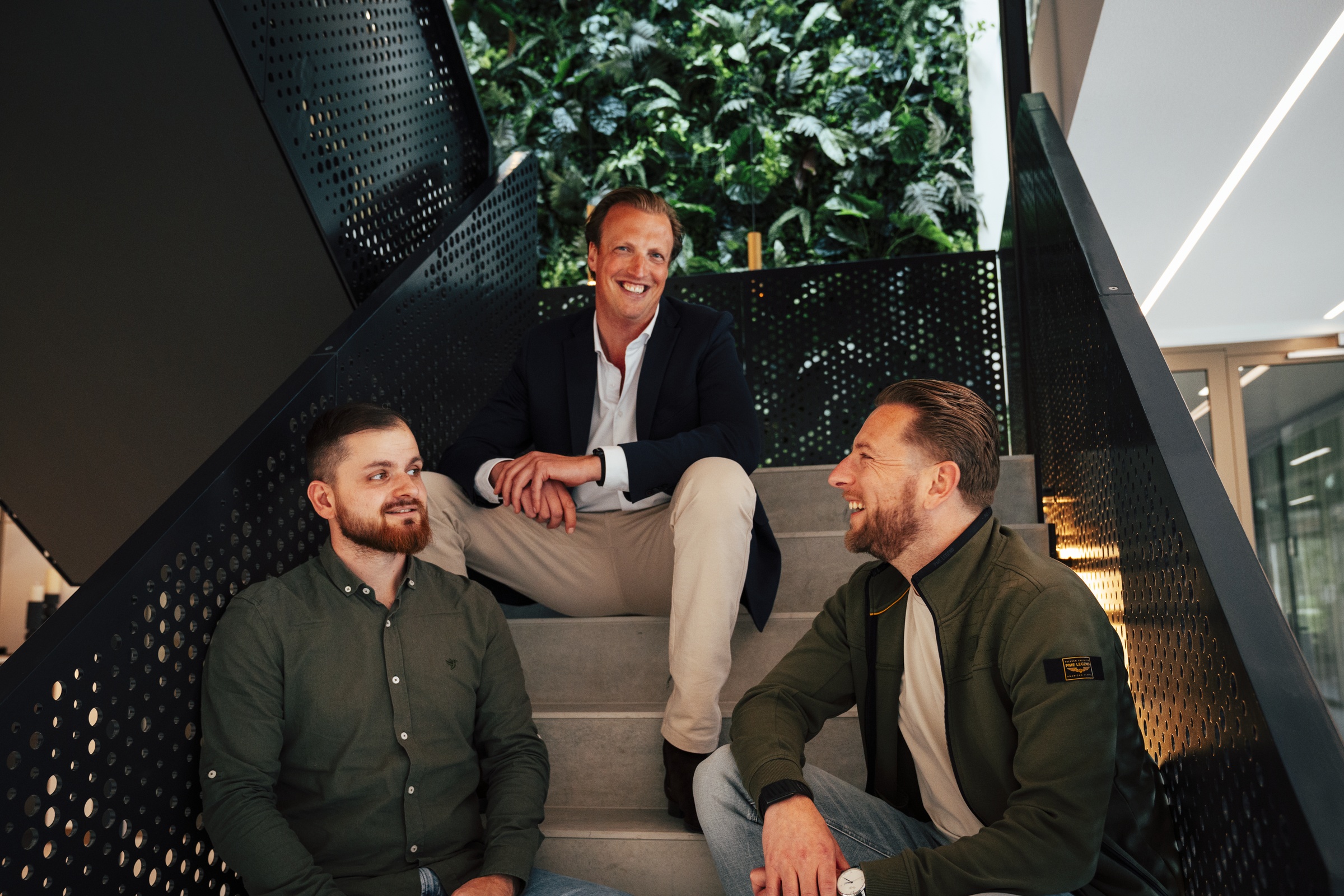 De drie oprichters van Risers: Mart-Jan, Laurens en Rik op de trap