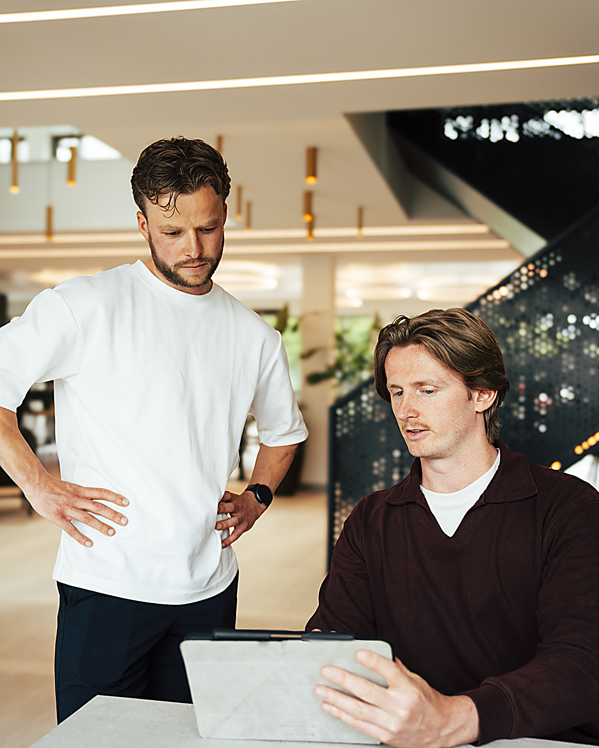 Risers data-specialisten bekijken samen een tracking-dashboard