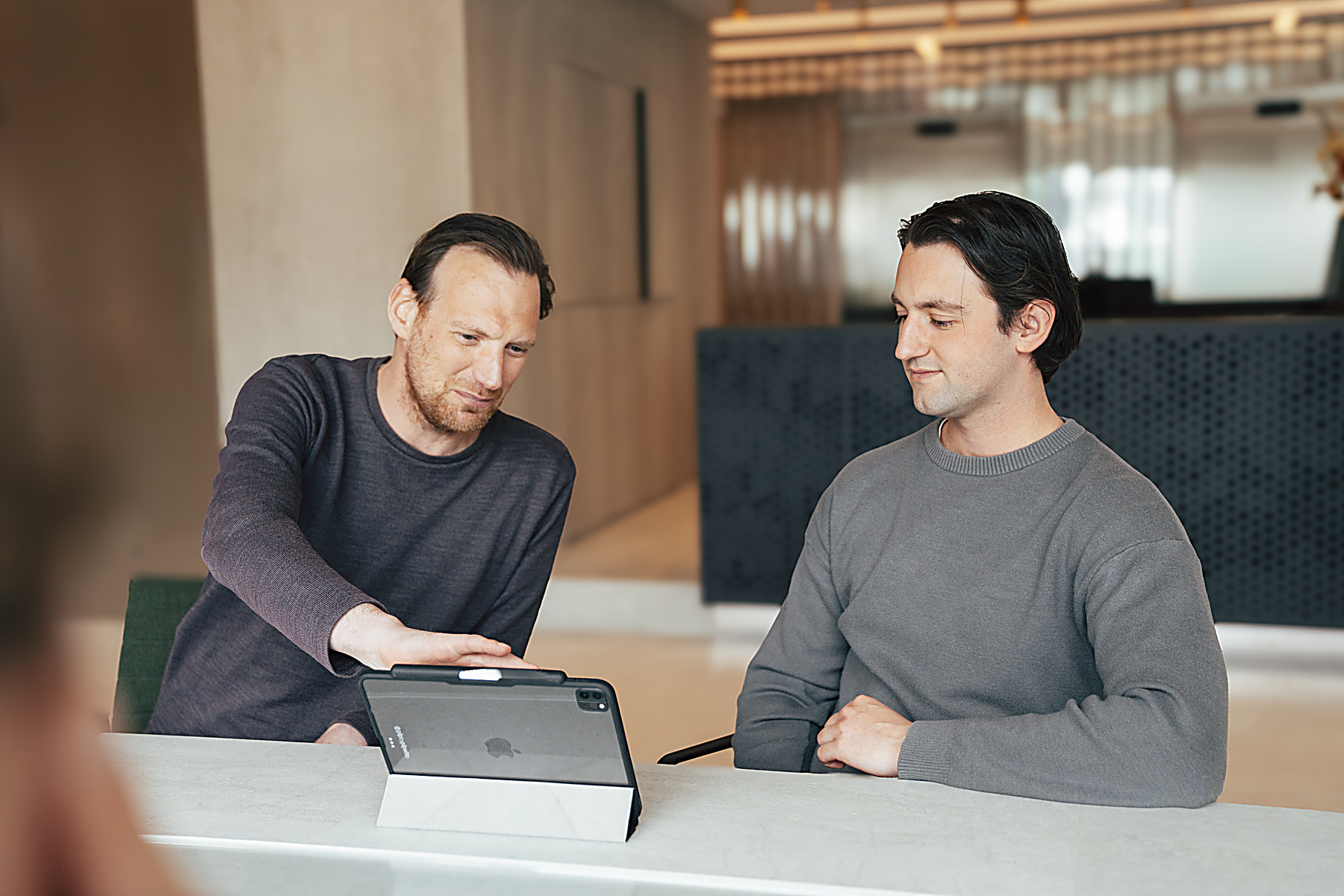 Risers-collega's analyseren samen conversie-data