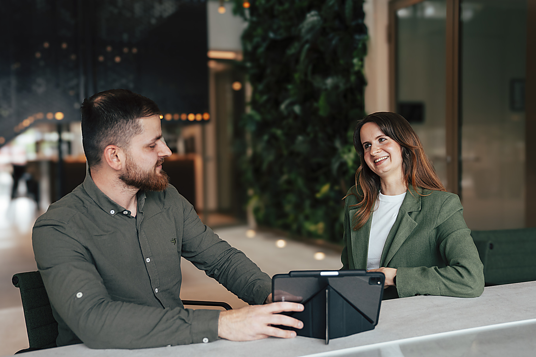Risers-collega's in strategiegesprek over advertentiecampagnes