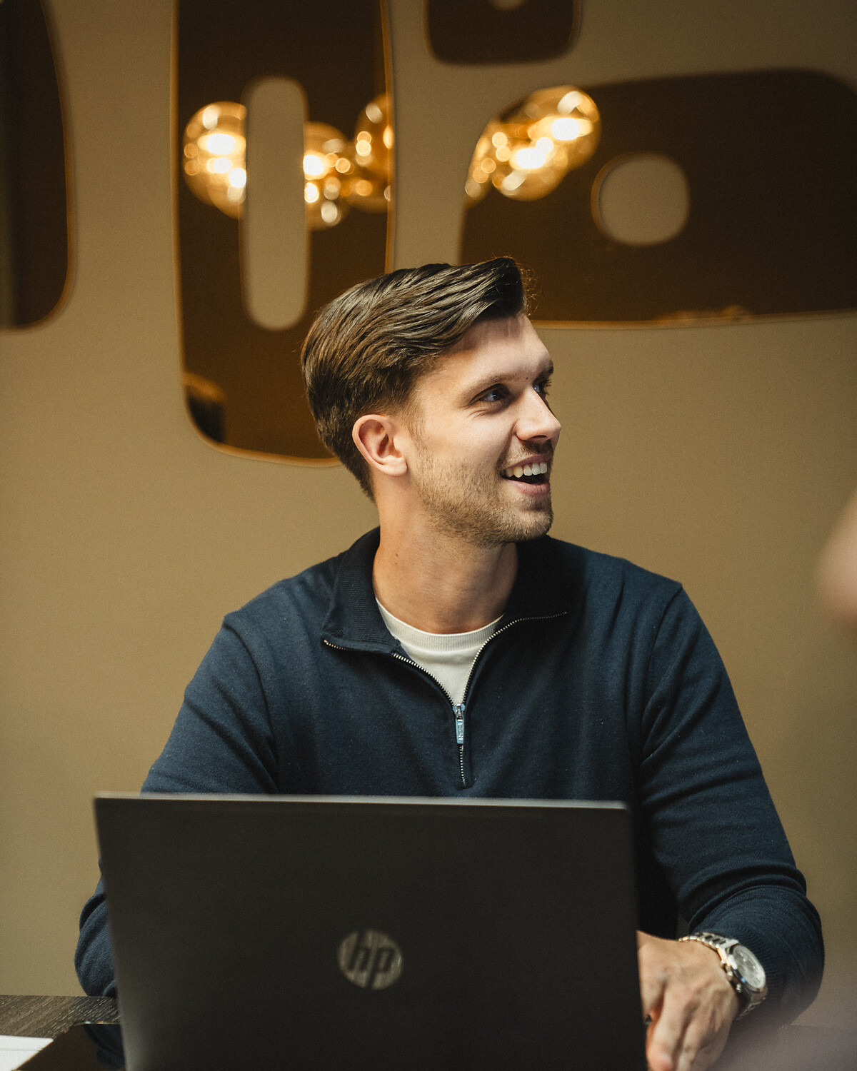 Risers SEO-specialist werkt geconcentreerd aan laptop in kantooromgeving