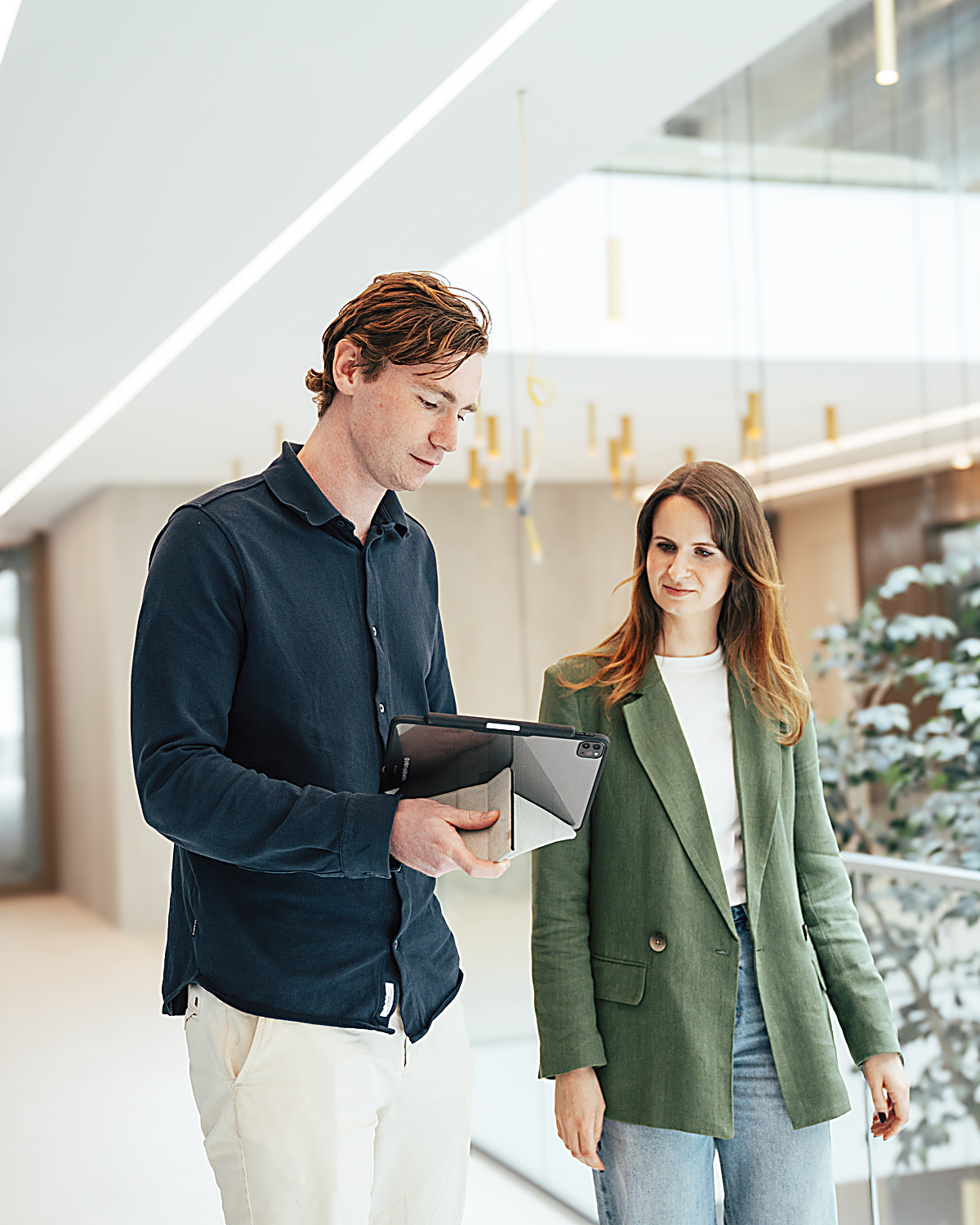 Risers-collega's bespreken social-resultaten tijdens werk