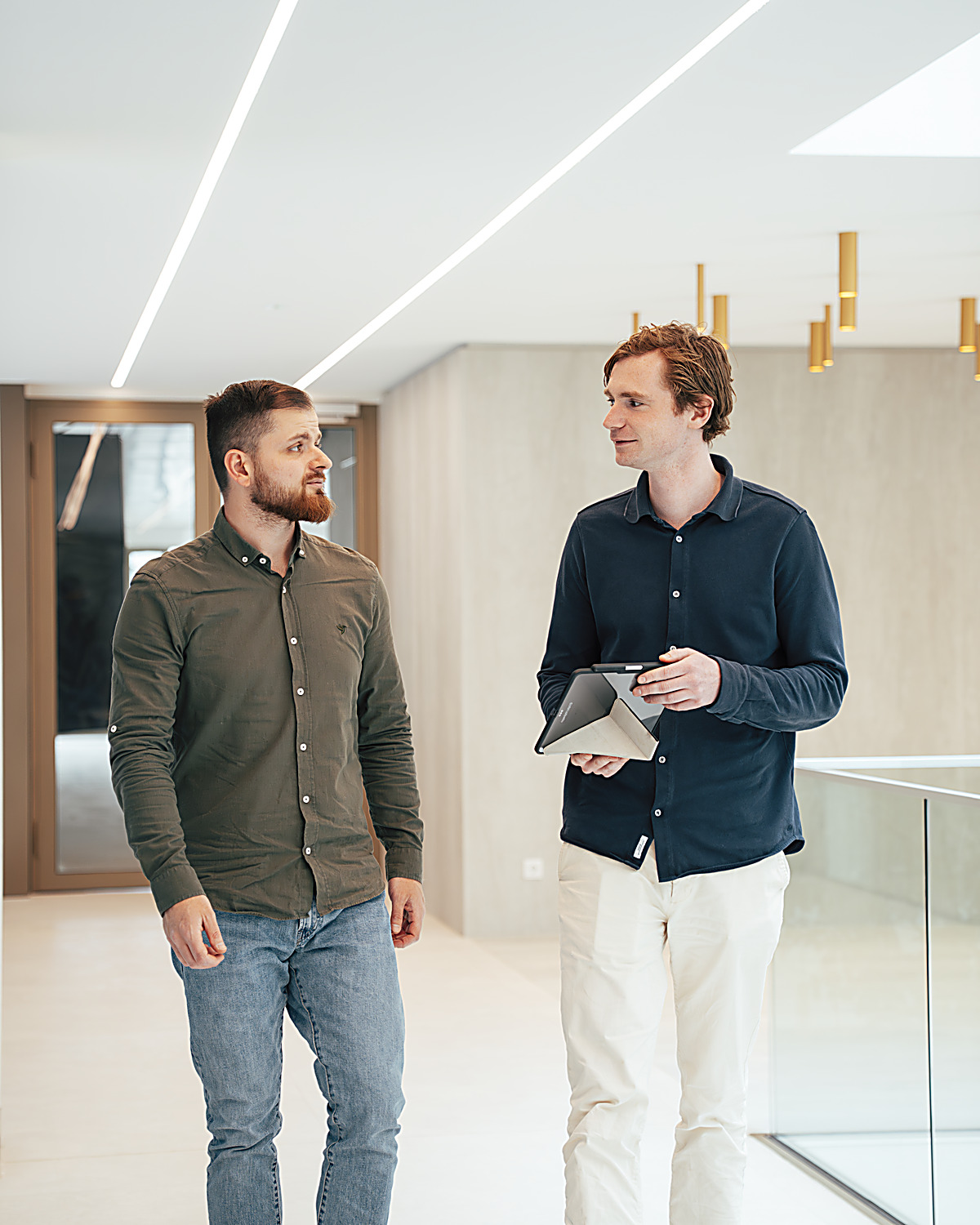 Risers-collega's overleggen lopend door het kantoor