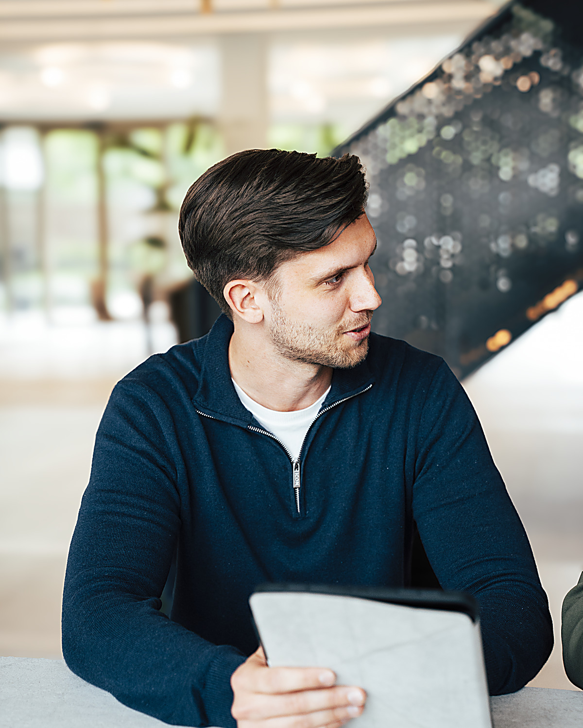 Risers-specialist werkt geconcentreerd aan een tablet