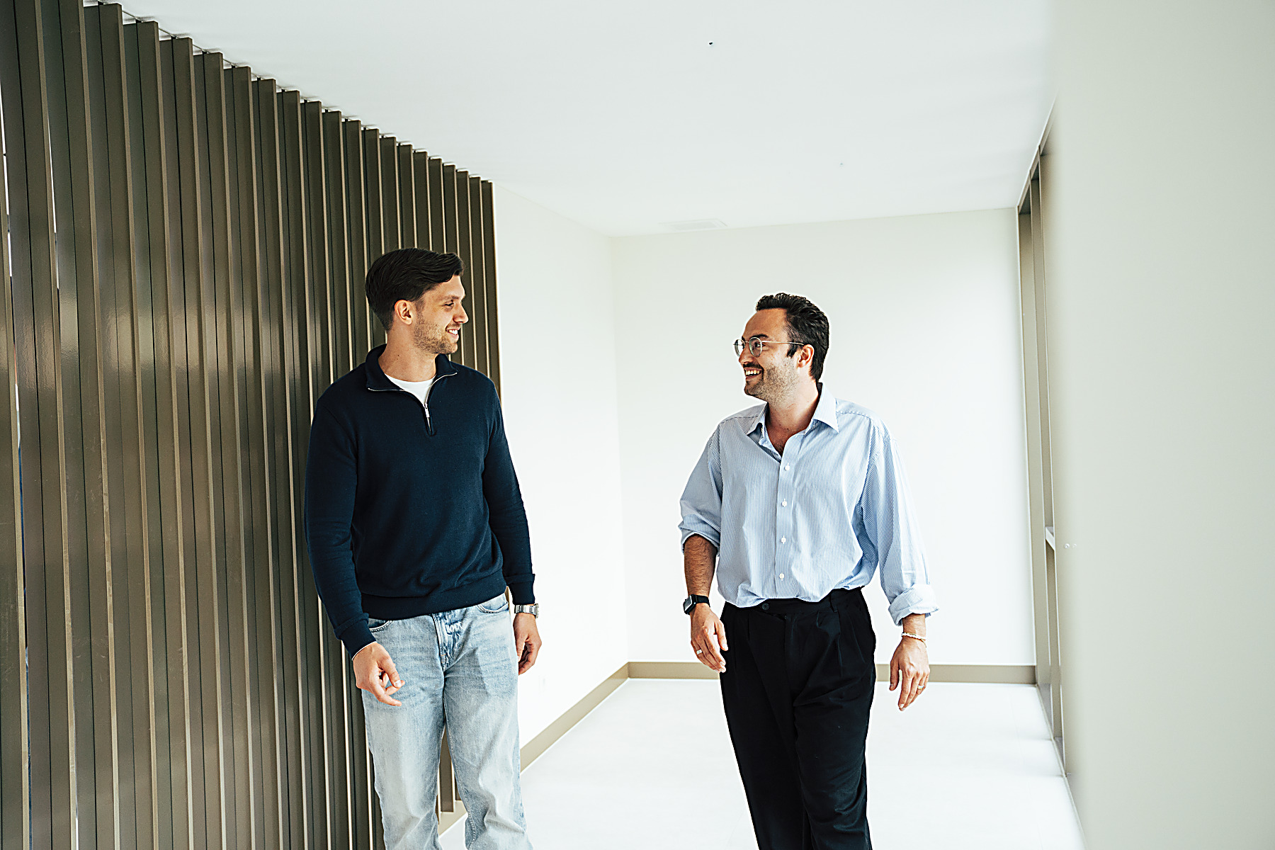 Risers-collega's in gesprek tijdens het werk