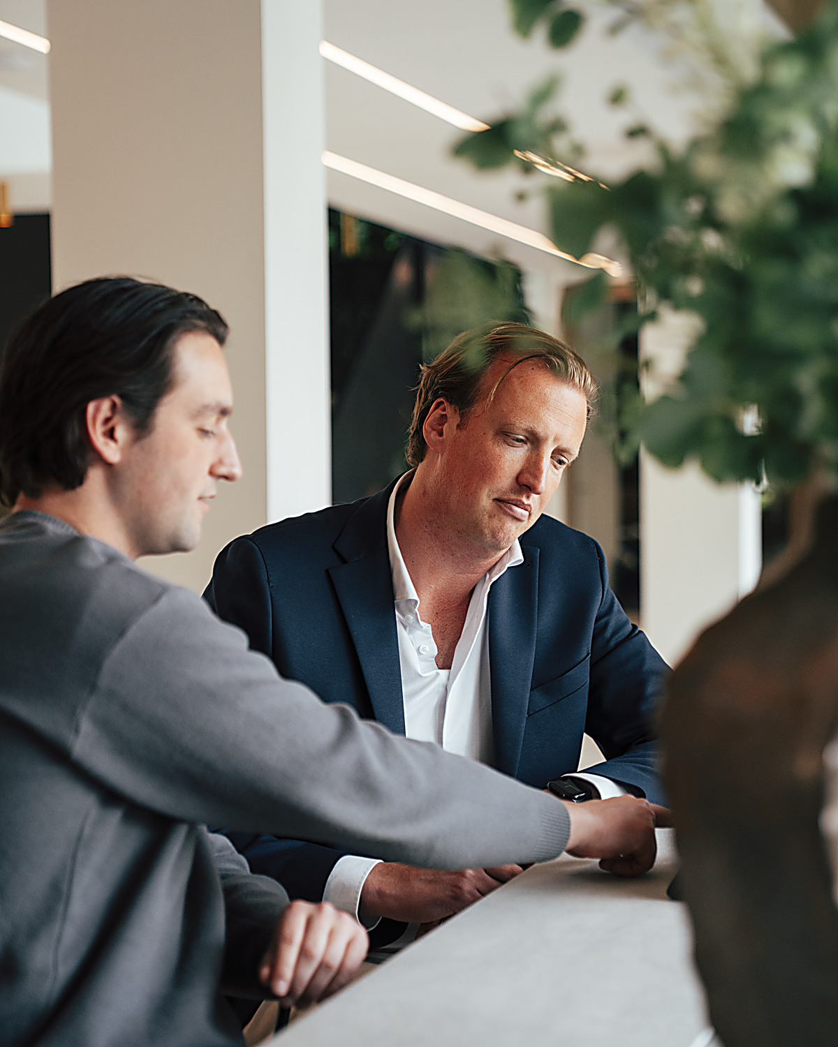 Risers-collega's in overleg aan tafel